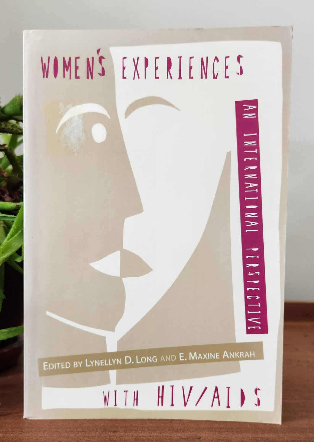 Women's Experiences with HIV / AIDS Edited by Lynellyn D. Long, E. Maxine Ankrah